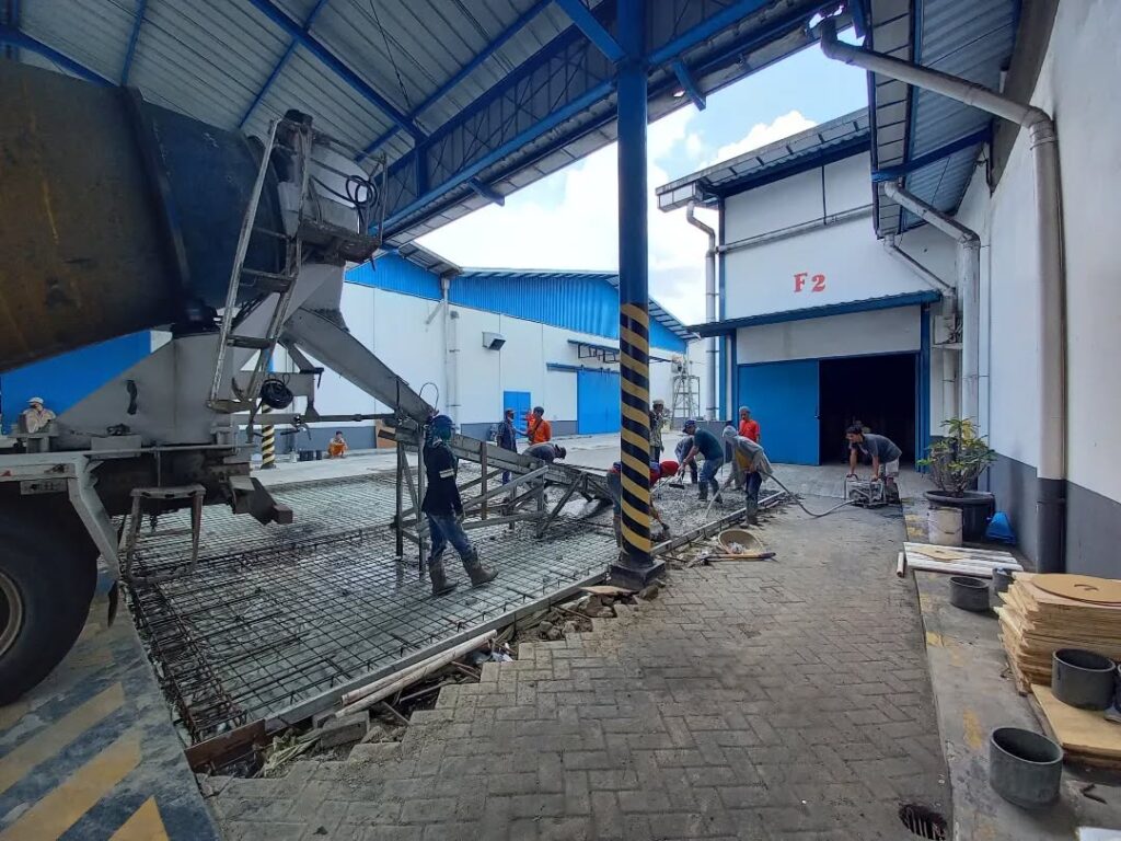 Pengecoran Jalan Tahap 5#corjalanan #pengecoran #pengecoranbeton #betonreadymix #k350 #tigaroda (2)